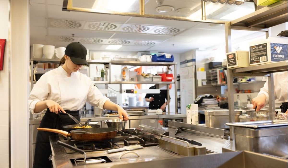 En studerande förberäder mat i undervisningsköket